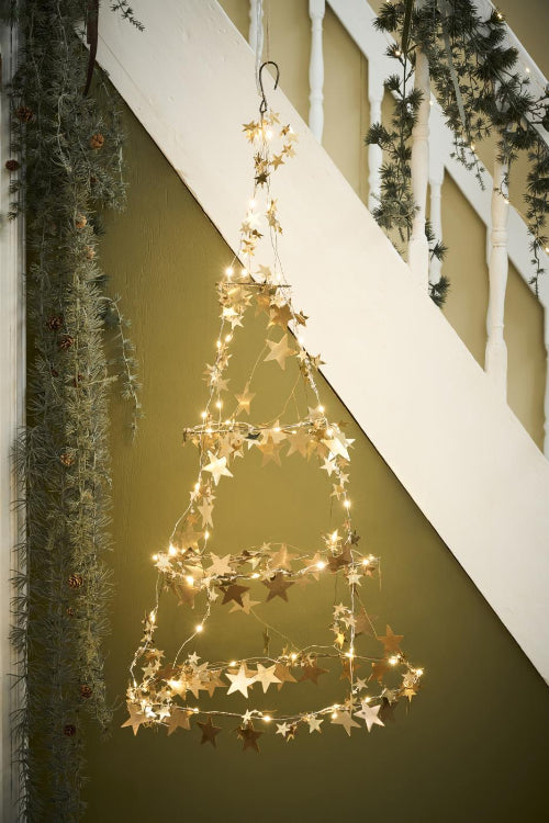 Lyslenke med 20 gylne stjerner innendørs