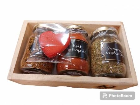 Gavepakke med 3 valgfri krydder og marsipan hjerte i tre eske