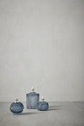 Last inn bildet i gallerivisningen, Miya Jar Blue glass krukke kuleformet
