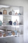 Last inn bildet i gallerivisningen, Miya Jar Blue glass krukke kuleformet
