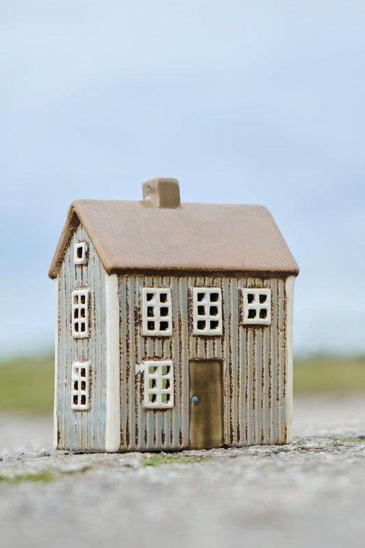 Lyshus Visby Beige med brun dør