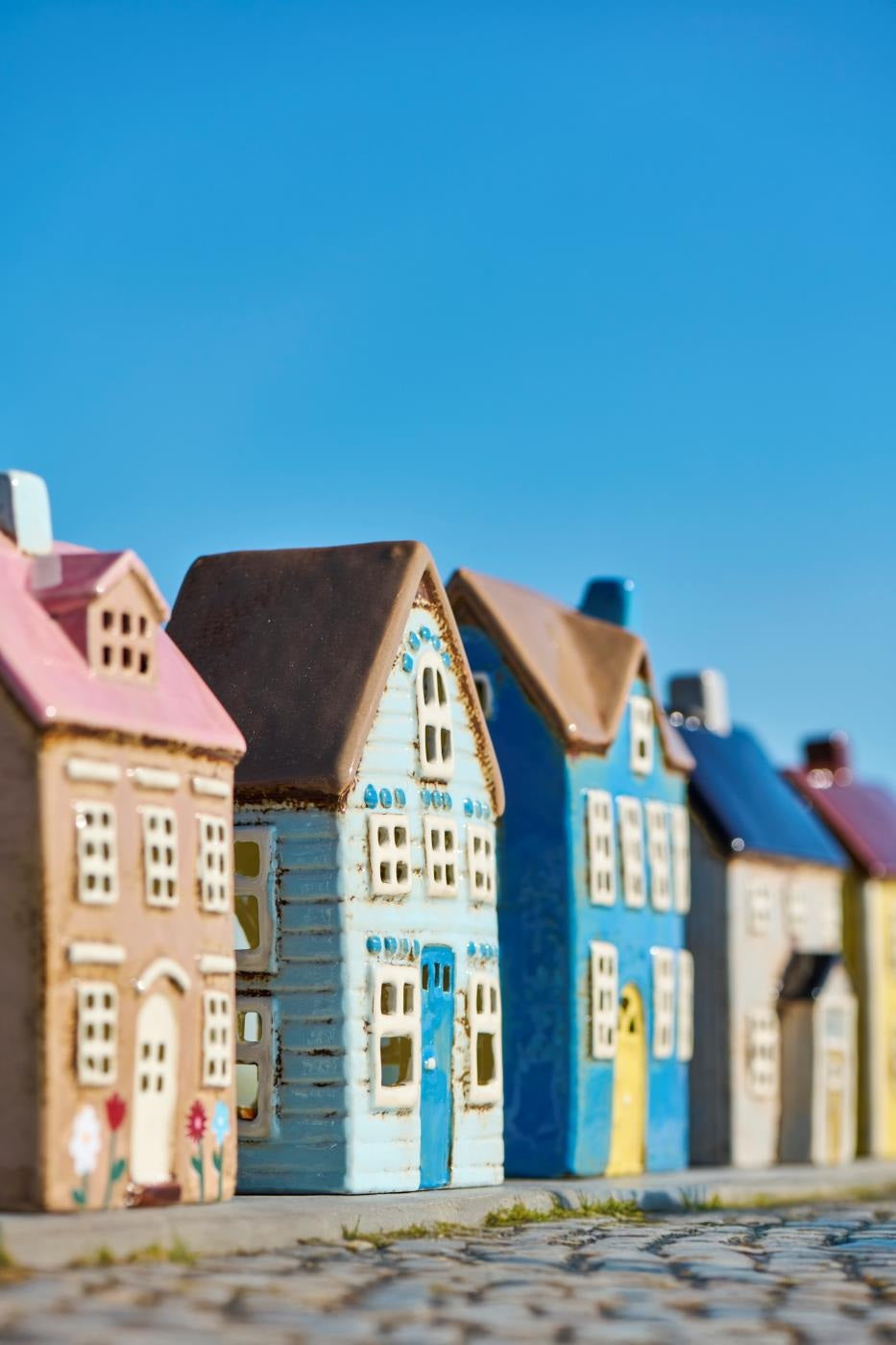 Lyshus Visby blå dør og brunt tak