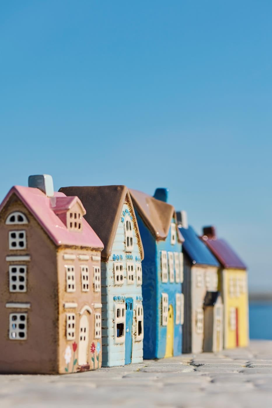 Lyshus Visby blå dør og brunt tak