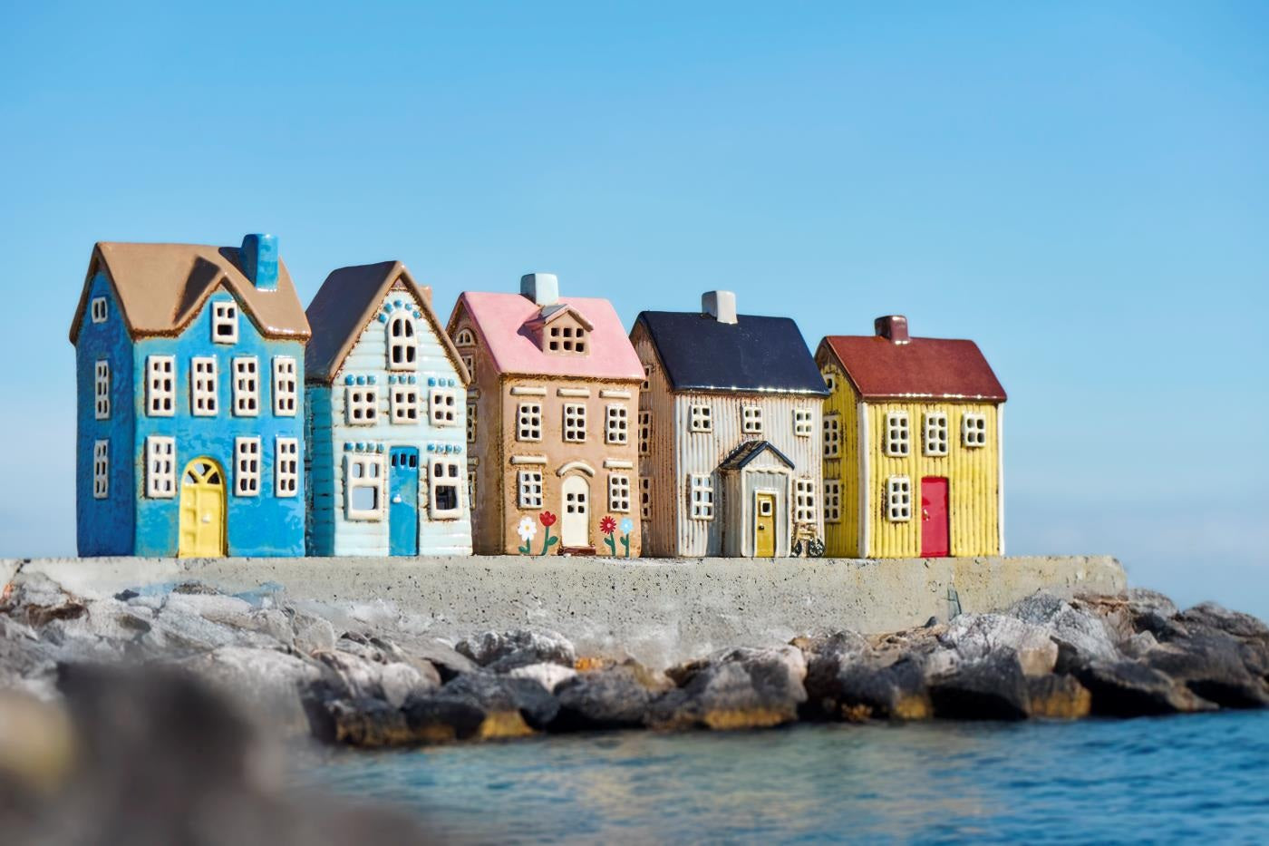 Lyshus Visby blå dør og brunt tak