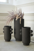 Load image into Gallery viewer, Sandy - Vase mørk grå keramik

