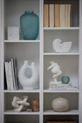 Load image into Gallery viewer, Serafina Dekrasjon Figur White 16,2 x 12,3 x 23  cm
